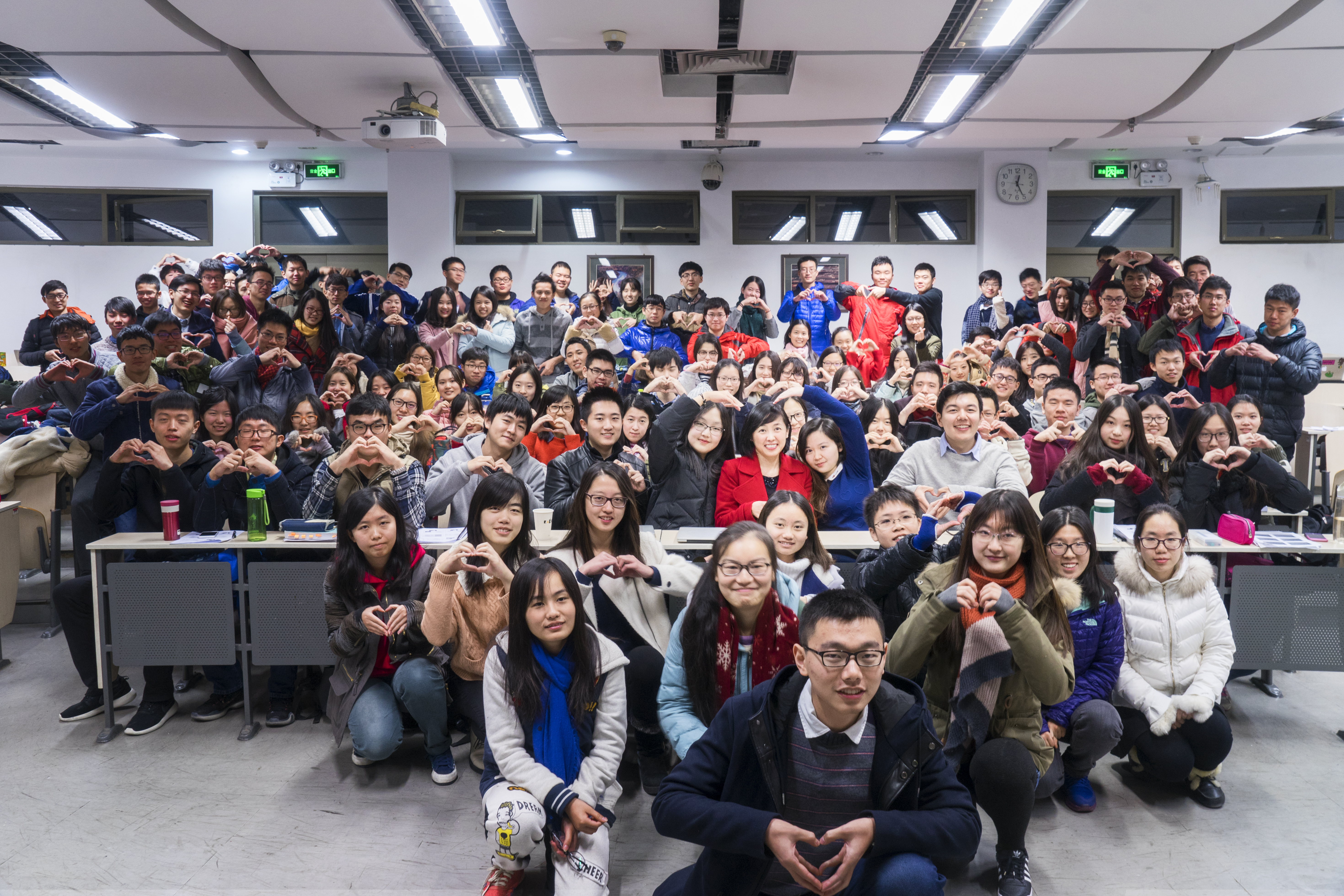 20250701-教学名师薛健-摄影-与学生合影.jpg
